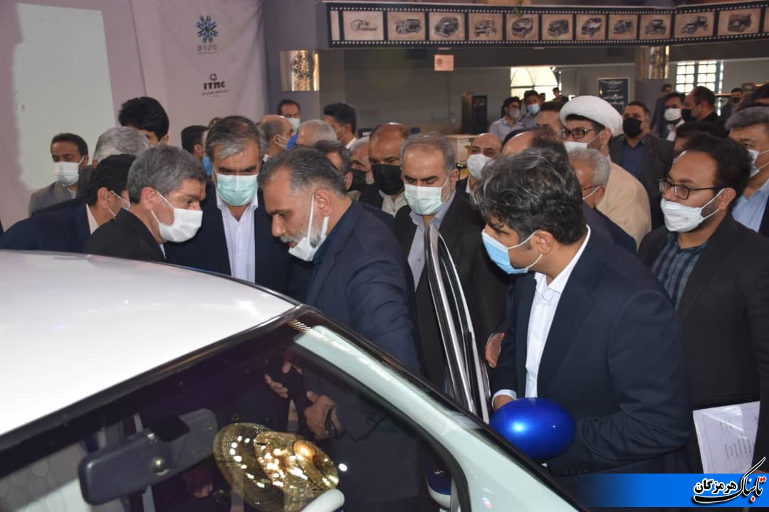 حضور یک هرمزگانی در آیین رونمایی از خودروی الکترونیکی ایرانی در فارس/۱ هزار دستگاه خودروی الکترونیکی در سال ۱۴۰۱ و ۵ هزار در سال ۱۴۰۲ساخته میشود