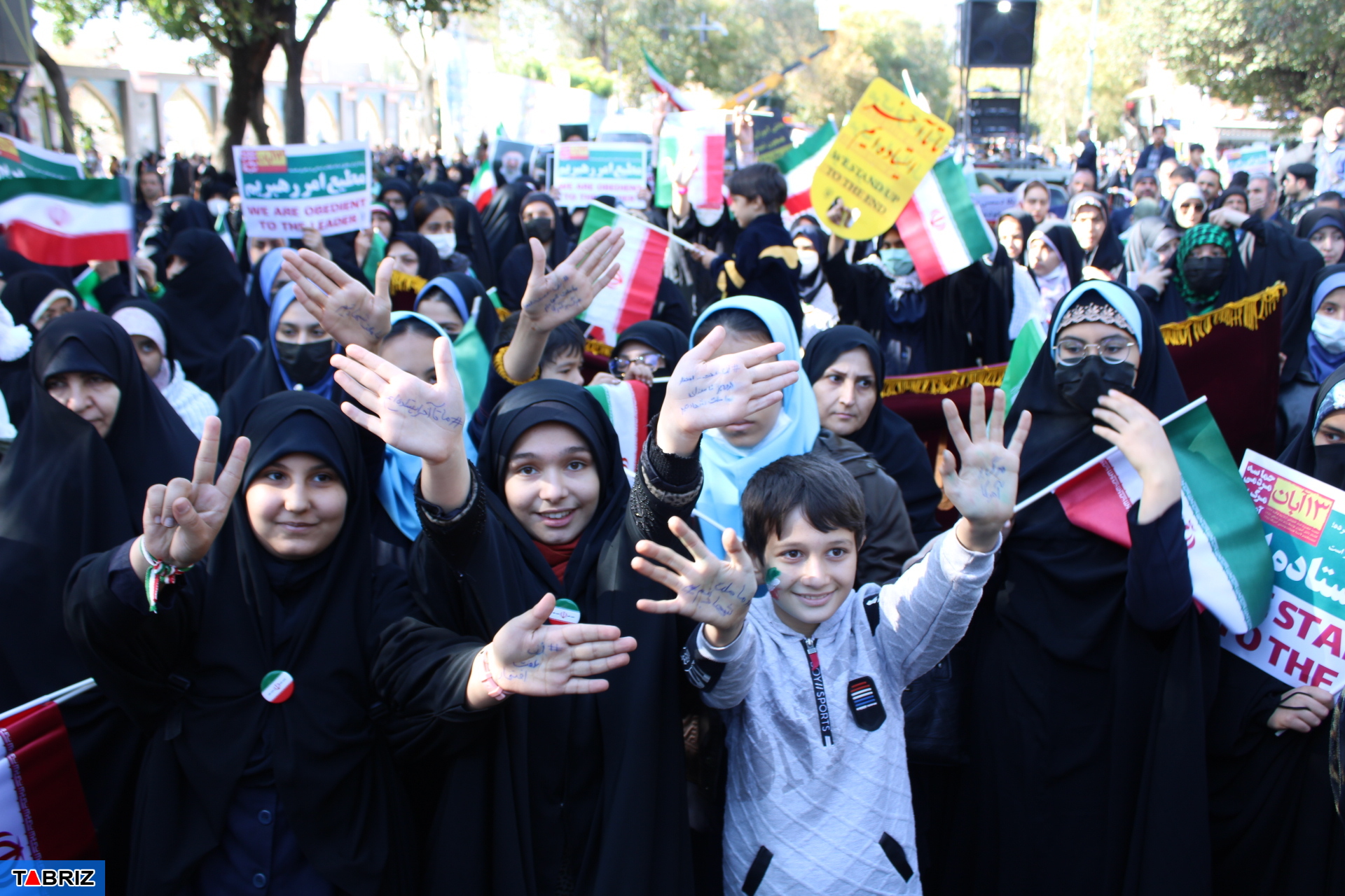 حضور پرشور دهه هشتادی ها در راهپیمایی ۱۳ آبان در تبریز