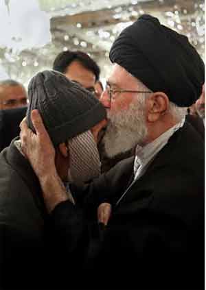 دیدار آقا رجب با رهبر معظم انقلاب اسلامی در حرم دیدار آقا رجب با رهبر معظم انقلاب اسلامی در حرم
