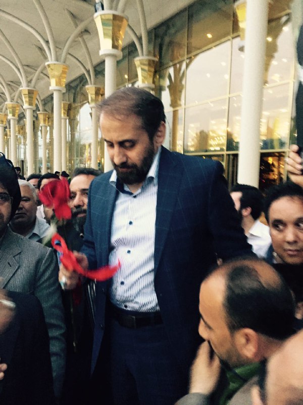 استقبال با گل و شعر برای مداحی که لبخند بر لبهای رهبر نشاند + عکس استقبال با گل و شعر برای مداحی که لبخند بر لبهای رهبر نشاند + عکس