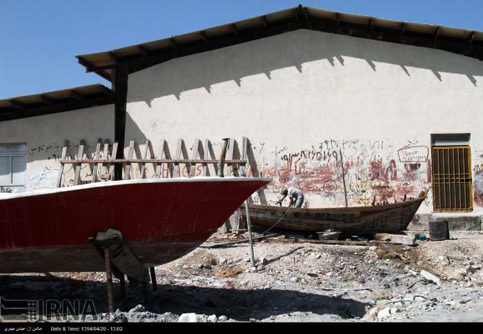 پیرمردی که به تنهایی «بلم» می سازد + تصاویر پیرمردی که به تنهایی «بلم» می سازد + تصاویر