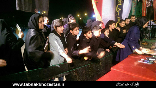 نذر کتاب در مراسمات عزاداری اهواز + تصاویر نذر کتاب در مراسمات عزاداری اهواز + تصاویر