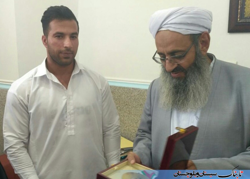 اهدای طلای مسابقات جهانی پرورش اندام به مولوی عبدالحمید/ امام جمعه اهل‌سنت زاهدان عازم مکه شد