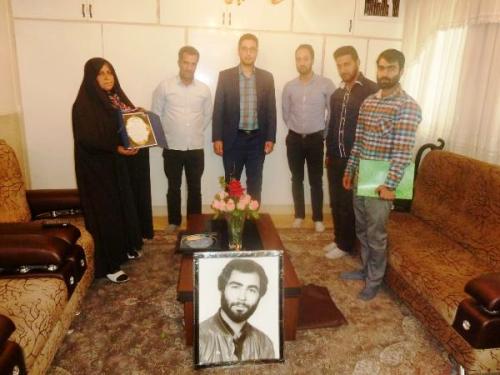 تجلیل از خانواده های شهدا تجلیل از همه ارزشهاست تجلیل از خانواده های شهدا تجلیل از همه ارزشهاست