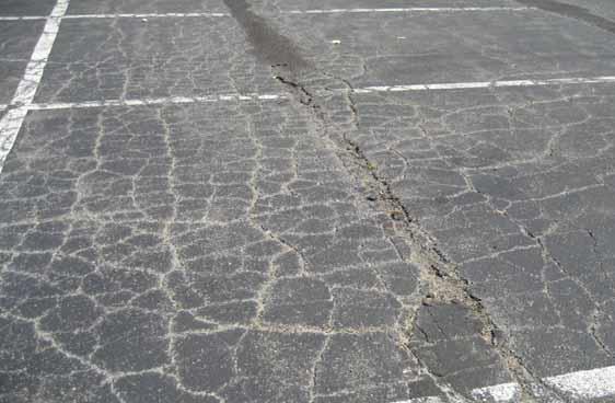 از آسفالتهای بیکیفیت تاچالههای خیابانی شهر از آسفالتهای بیکیفیت تاچالههای خیابانی شهر