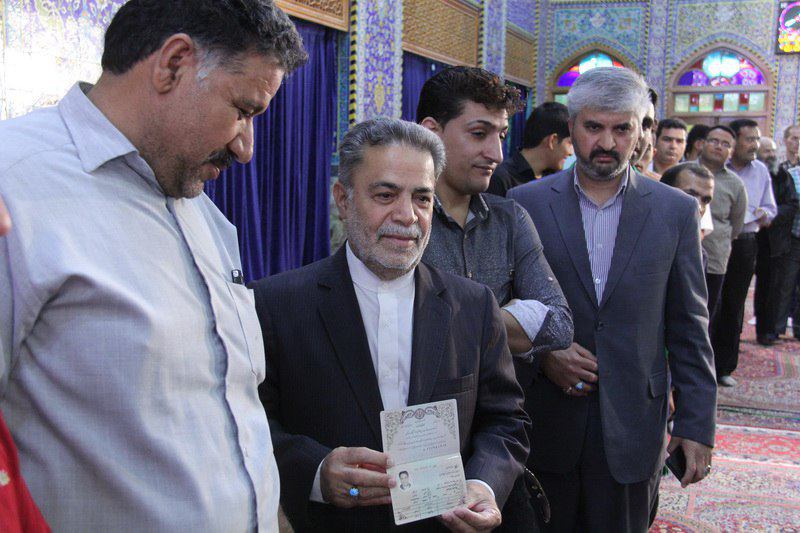 استاندار یزد در صف اخذ رای +عکس استاندار یزد در صف اخذ رای +عکس