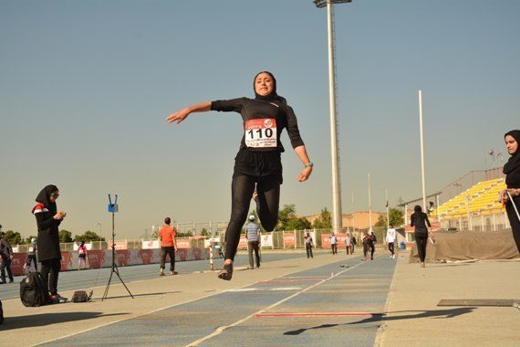 بانوی دونده استان مدال نقره گرفت بانوی دونده استان مدال نقره گرفت