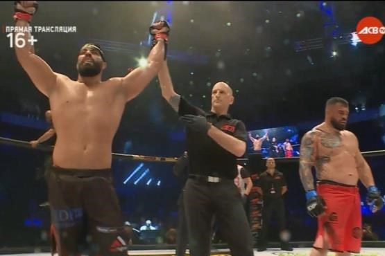 «امیر علی اکبری» خرس لهستانی را به زنجیر کشید! عکس