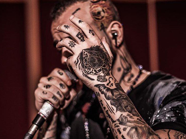 حمله متعفن و تهوع آور «تتلو» به امام حسين (ع)/ برخی اصولگرایان فرق استاد شجریان با این شبه انسان هار شده و قلاده دریده نمی دانند حمله متعفن و تهوع آور «تتلو» به امام حسين (ع)/ برخی اصولگرایان فرق استاد شجریان با این شبه انسان هار شده و قلاده دریده نمی دانند