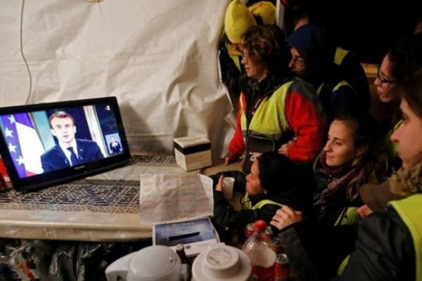 عقب نشینی ماکرون از طرح افزایش مالیات/حداقل دستمزد افزایش می یابد عقب نشینی ماکرون از طرح افزایش مالیات/حداقل دستمزد افزایش می یابد