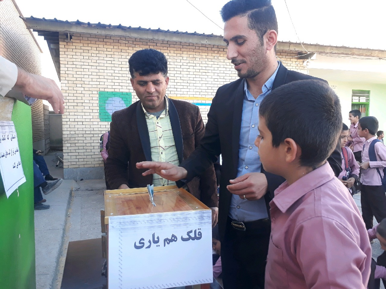 قلک همیاری طرحی برای تمرین نوعدوستی در یکی از مدارس لنده/ نعمت پور؛ باید در راه تربیت دانشآموزان عشق، همدلی، ادب و معرفت آموزش داده شود+تصاویر قلک همیاری طرحی برای تمرین نوعدوستی در یکی از مدارس لنده/ نعمت پور؛ باید در راه تربیت دانشآموزان عشق، همدلی، ادب و معرفت آموزش داده شود+تصاویر