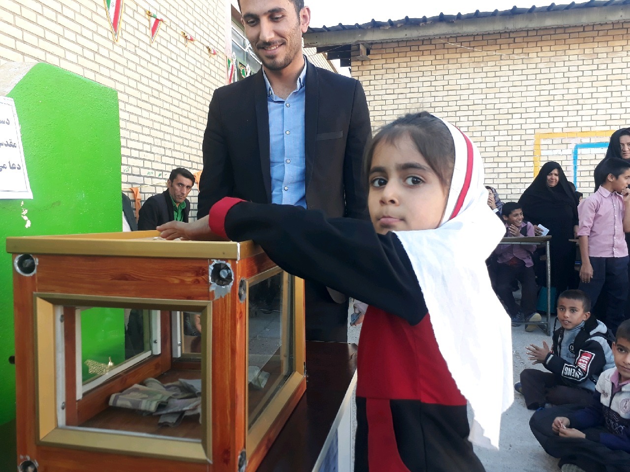 قلک همیاری طرحی برای تمرین نوعدوستی در یکی از مدارس لنده/ نعمت پور؛ باید در راه تربیت دانشآموزان عشق، همدلی، ادب و معرفت آموزش داده شود+تصاویر قلک همیاری طرحی برای تمرین نوعدوستی در یکی از مدارس لنده/ نعمت پور؛ باید در راه تربیت دانشآموزان عشق، همدلی، ادب و معرفت آموزش داده شود+تصاویر