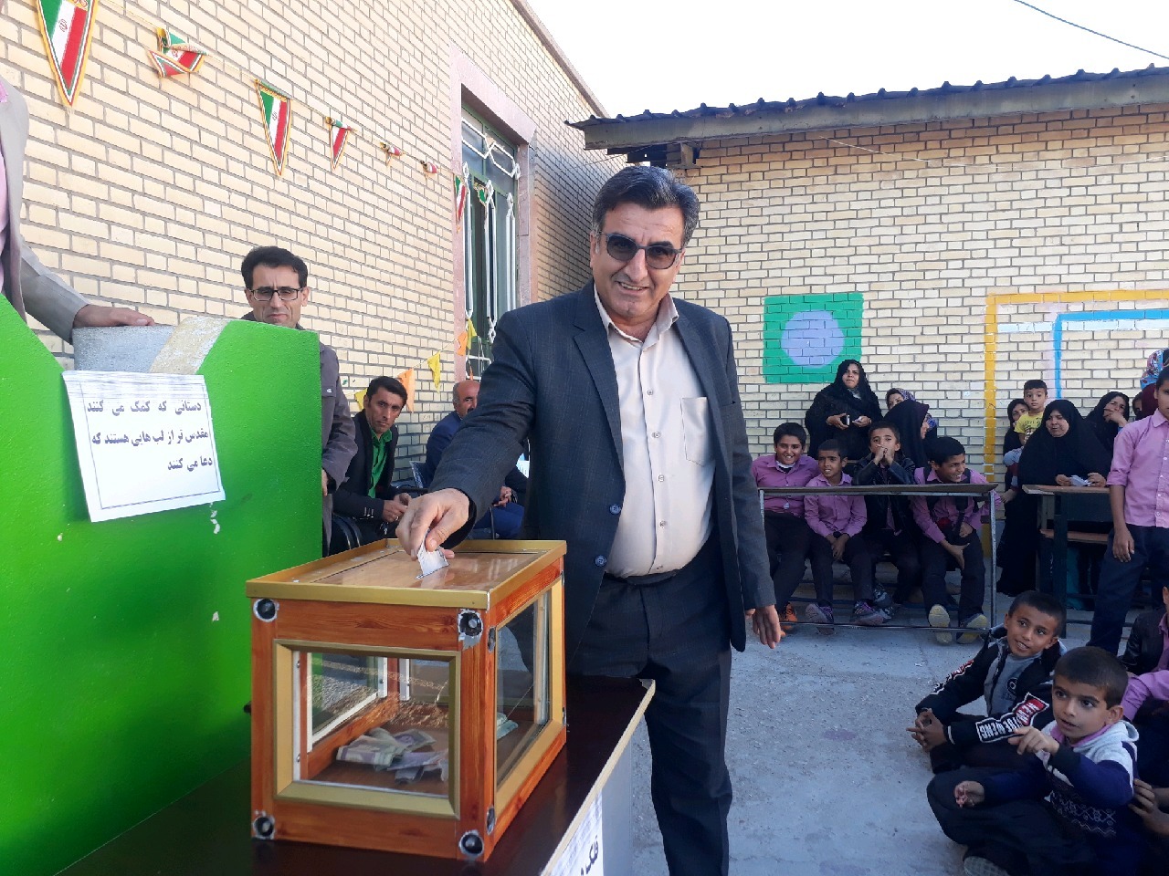 قلک همیاری طرحی برای تمرین نوعدوستی در یکی از مدارس لنده/ نعمت پور؛ باید در راه تربیت دانشآموزان عشق، همدلی، ادب و معرفت آموزش داده شود+تصاویر قلک همیاری طرحی برای تمرین نوعدوستی در یکی از مدارس لنده/ نعمت پور؛ باید در راه تربیت دانشآموزان عشق، همدلی، ادب و معرفت آموزش داده شود+تصاویر