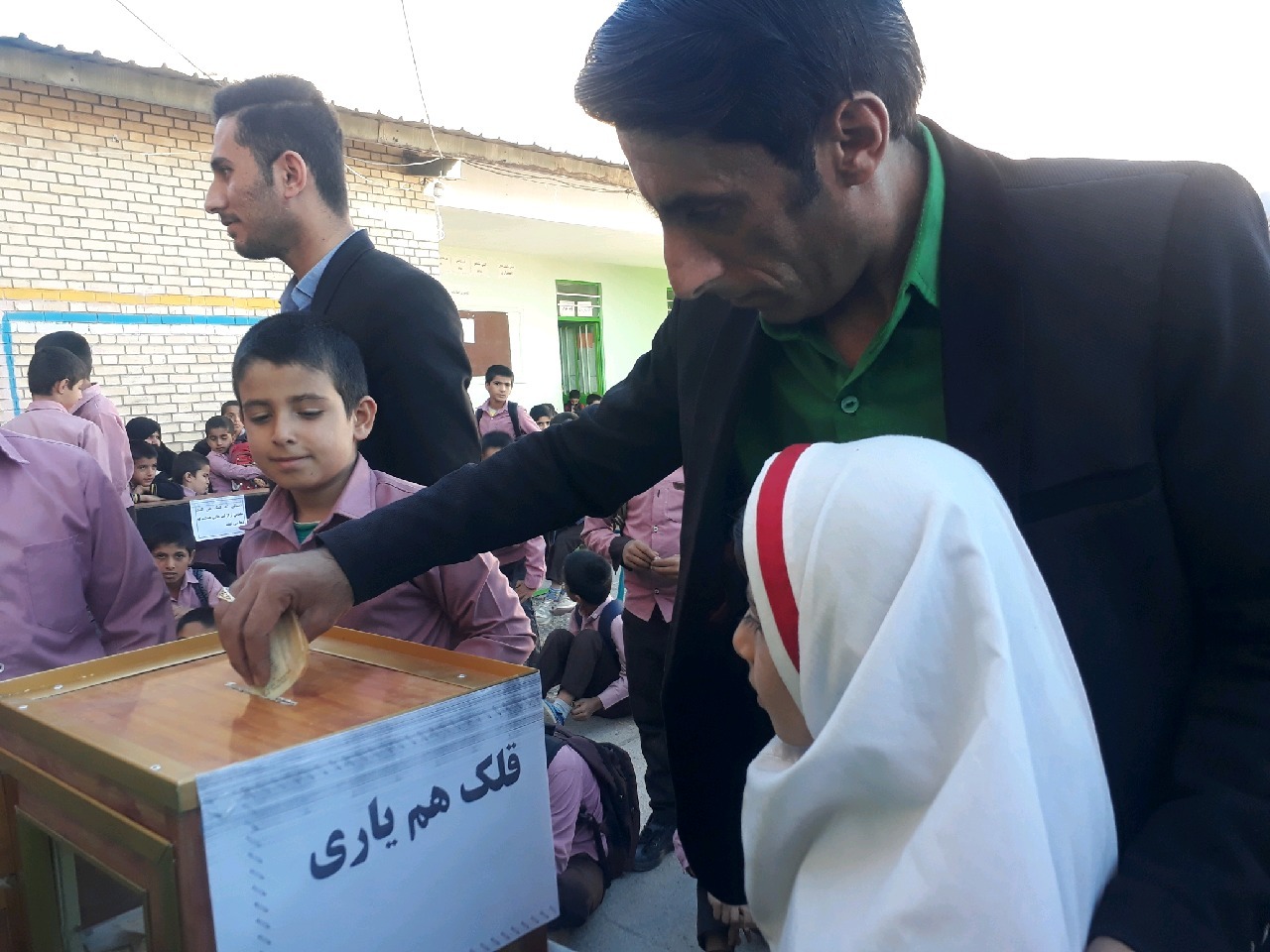 قلک همیاری طرحی برای تمرین نوعدوستی در یکی از مدارس لنده/ نعمت پور؛ باید در راه تربیت دانشآموزان عشق، همدلی، ادب و معرفت آموزش داده شود+تصاویر قلک همیاری طرحی برای تمرین نوعدوستی در یکی از مدارس لنده/ نعمت پور؛ باید در راه تربیت دانشآموزان عشق، همدلی، ادب و معرفت آموزش داده شود+تصاویر