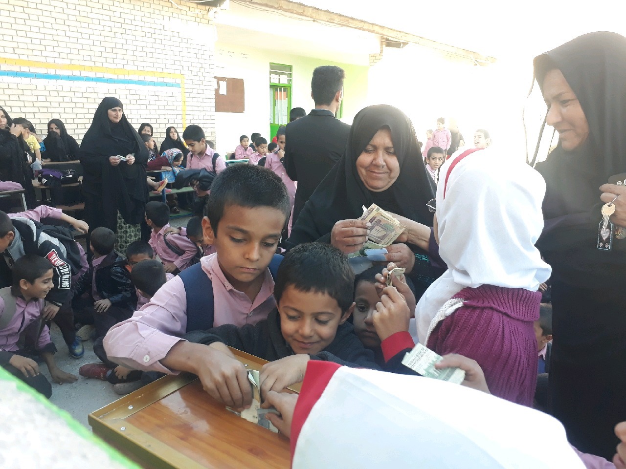 قلک همیاری طرحی برای تمرین نوعدوستی در یکی از مدارس لنده/ نعمت پور؛ باید در راه تربیت دانشآموزان عشق، همدلی، ادب و معرفت آموزش داده شود+تصاویر قلک همیاری طرحی برای تمرین نوعدوستی در یکی از مدارس لنده/ نعمت پور؛ باید در راه تربیت دانشآموزان عشق، همدلی، ادب و معرفت آموزش داده شود+تصاویر