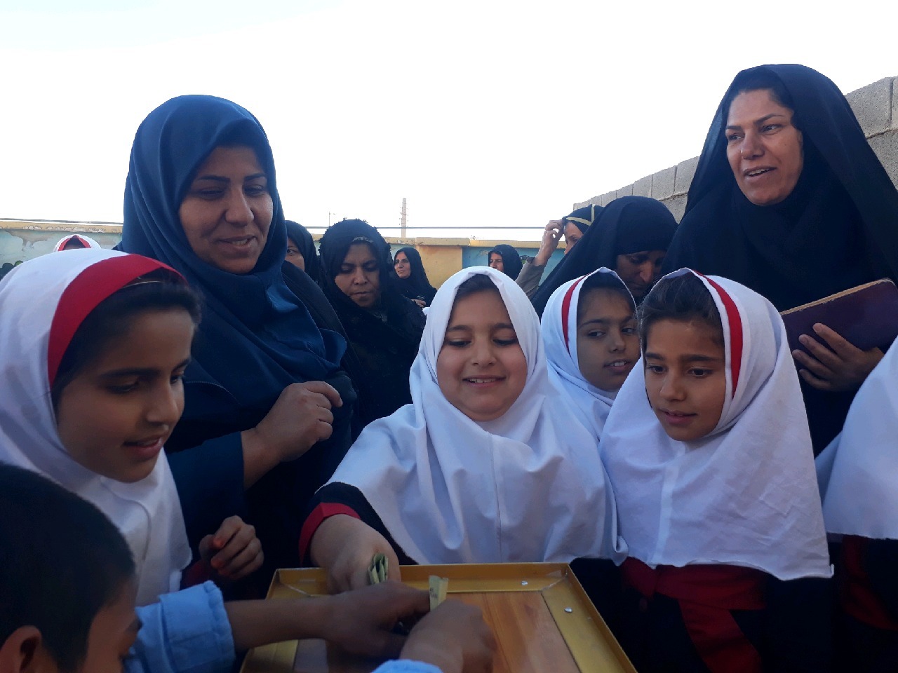 قلک همیاری طرحی برای تمرین نوعدوستی در یکی از مدارس لنده/ نعمت پور؛ باید در راه تربیت دانشآموزان عشق، همدلی، ادب و معرفت آموزش داده شود+تصاویر قلک همیاری طرحی برای تمرین نوعدوستی در یکی از مدارس لنده/ نعمت پور؛ باید در راه تربیت دانشآموزان عشق، همدلی، ادب و معرفت آموزش داده شود+تصاویر