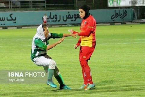 درگیری در فوتبال زنان (+عکس) درگیری در فوتبال زنان (+عکس)