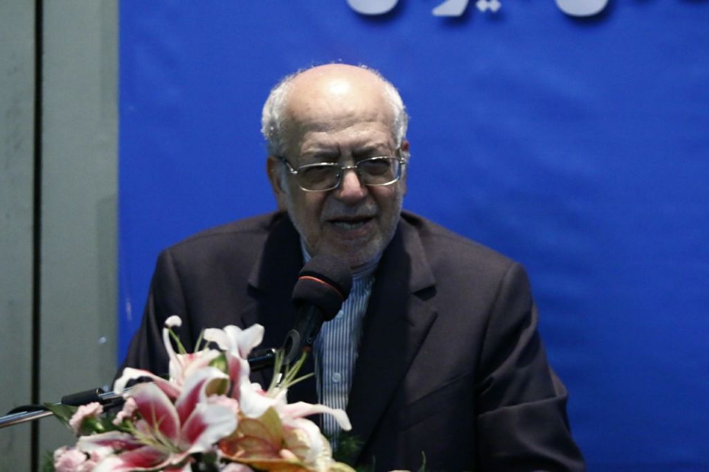 نعمتزاده: با زور سر نیزه نمیتوان نرخ ارز را پایین آورد نعمتزاده: با زور سر نیزه نمیتوان نرخ ارز را پایین آورد