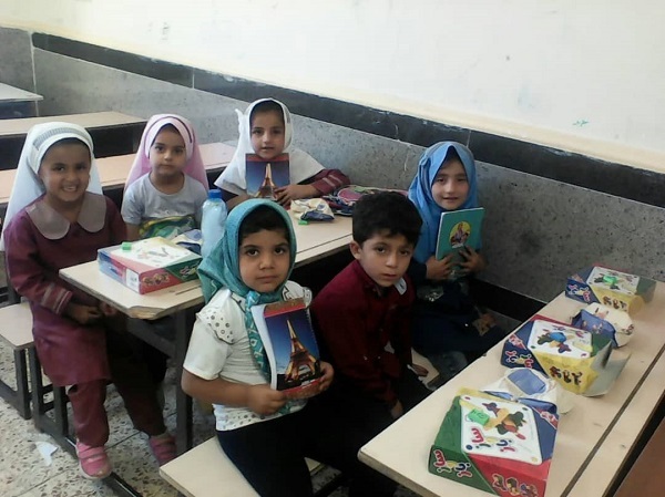 شادی هدیه کانون به کودکان مناطق محروم روستایی بخش سوسن شادی هدیه کانون به کودکان مناطق محروم روستایی بخش سوسن