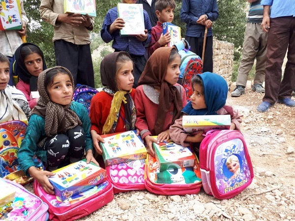 شادی هدیه کانون به کودکان مناطق محروم روستایی بخش سوسن شادی هدیه کانون به کودکان مناطق محروم روستایی بخش سوسن