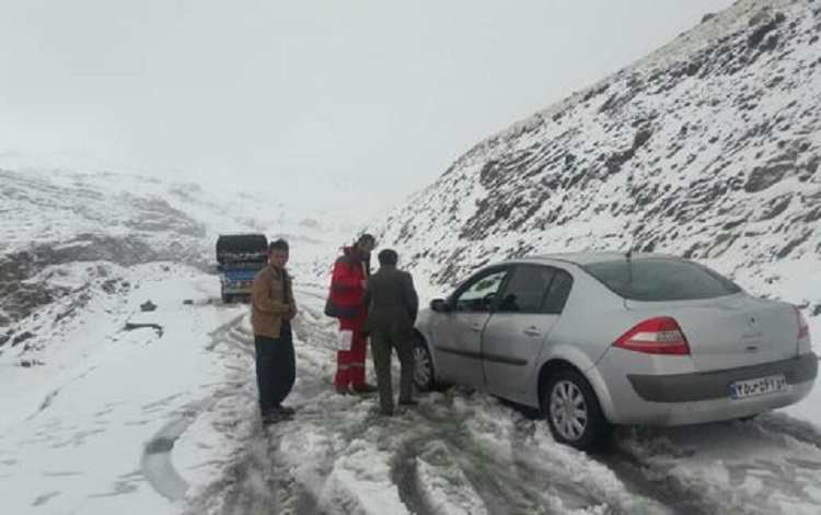 گرفتاری 5 خودرو در گردنه بیژن + فیلم