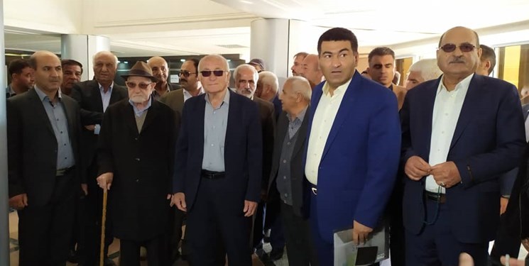 نمایندگان در امور بی ربط دخالت می کنند / کرسی سبز نرم برخی را به خواب می برد / کنایه به تاجگردون : لاریجانی در اوح رفت!