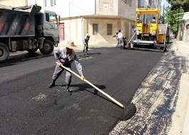 شهرداری منطقه ۴ تجهیزات آسفالت را تقدیم اهالی محل کرد! / تخریب آسفالتهای شهرک صادقیه به دنبال دخالتهای اهالیِ شهرک