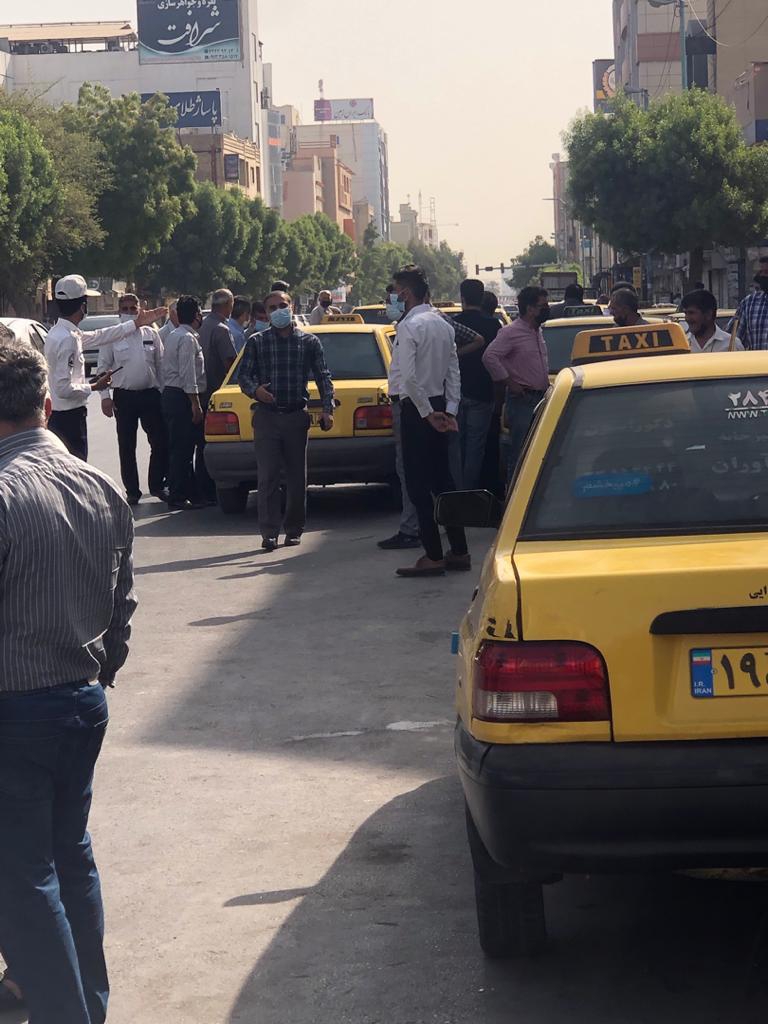 تجمع اعتراضآمیز رانندگان تاکسی بندرعباس به جریمه های معاینه فنی