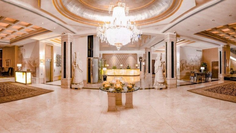 انتخاب هتل های تهران در شرایط امیکرون لابی هتل اسپیناس بلوار تهران