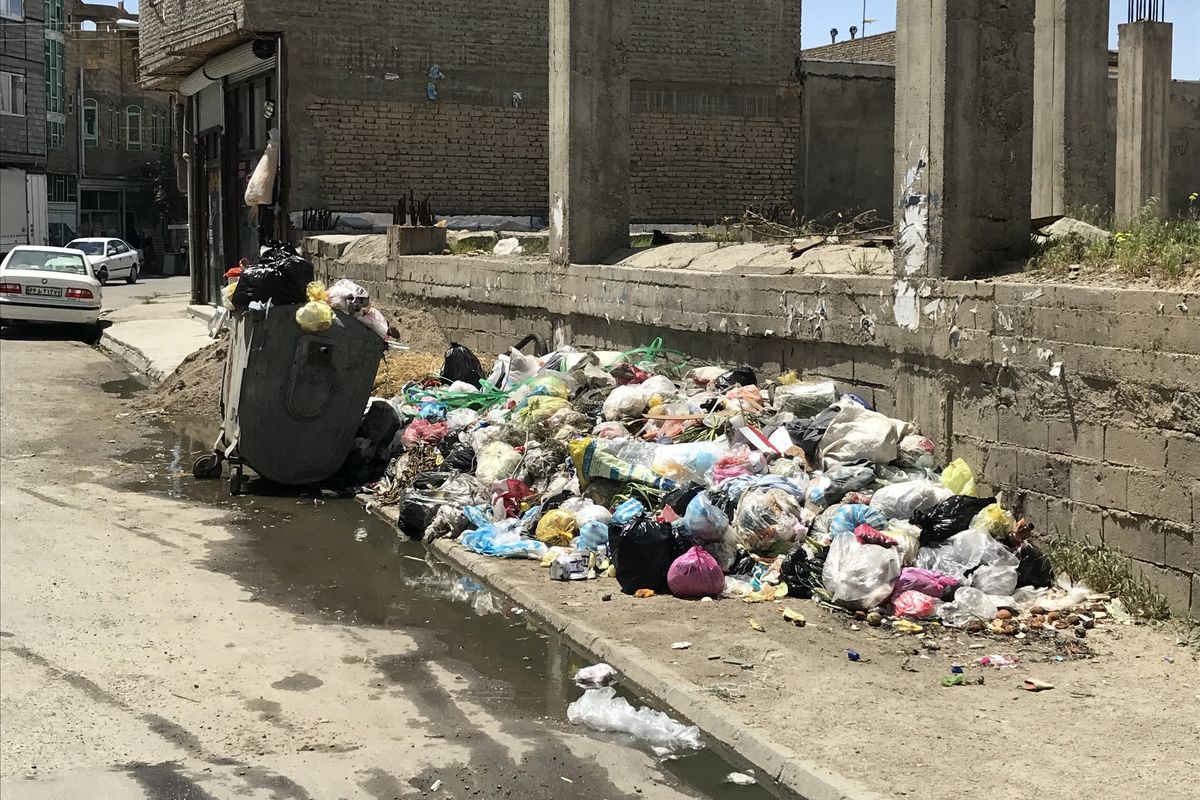 مردم از عدم جمع آوری به موقع زبالهها گلایه دارند/کشاورزان بقایای محصولات کشاورزی را آتش نزنند مردم از عدم جمع آوری به موقع زبالهها گلایه دارند/کشاورزان بقایای محصولات کشاورزی را آتش نزنند