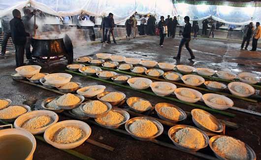 برپایی ایستگاههای صلواتی و توزیع غذای نذری