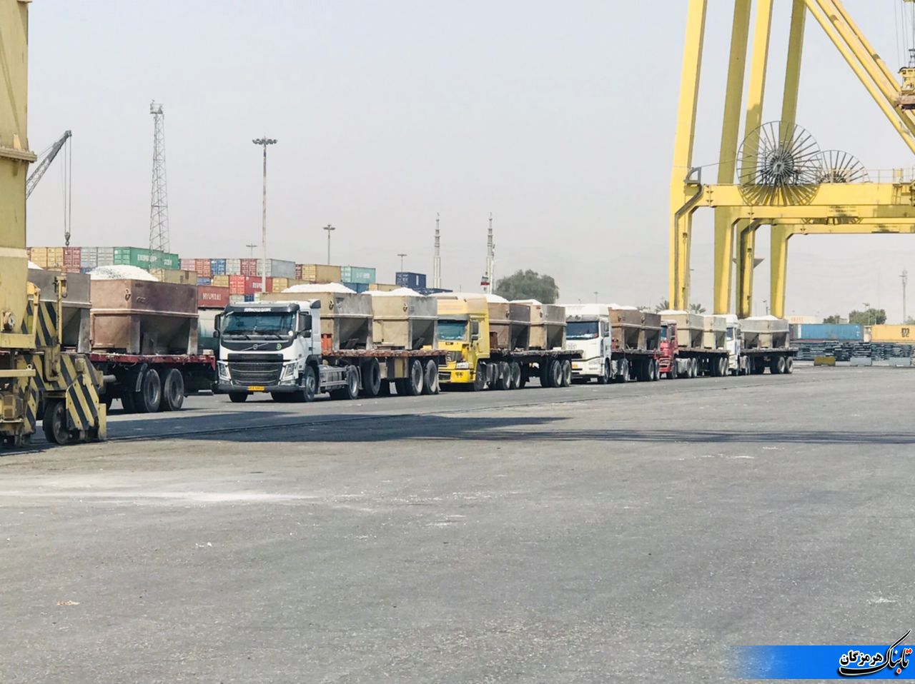 بارگیری سنگ گچ با استفاده از گنتری کرین و کشتی های بدون جرثقیل