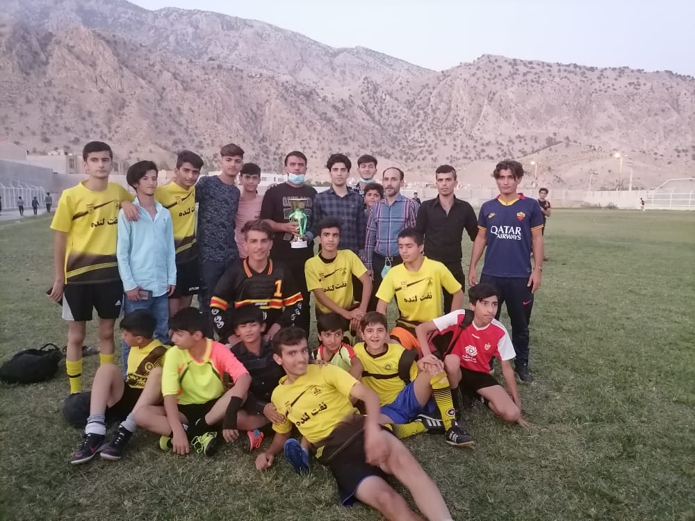 تیم فوتبال نفت موگرمون قهرمان مسابقات جام شهید ابراهیم هادی لنده شد تیم فوتبال نفت موگرمون قهرمان مسابقات جام شهید ابراهیم هادی لنده شد