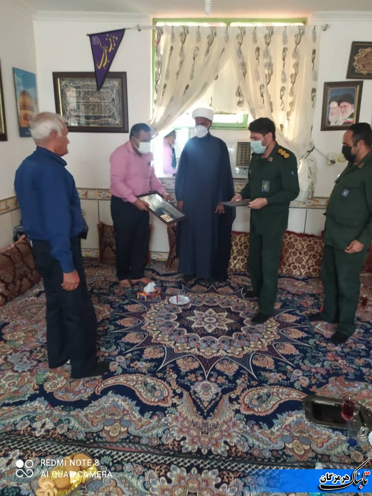 فرمانده سپاه و رییس بنیاد شهید حاجی آباد با خانواده شهید مدافع حرم دیدار کردند
