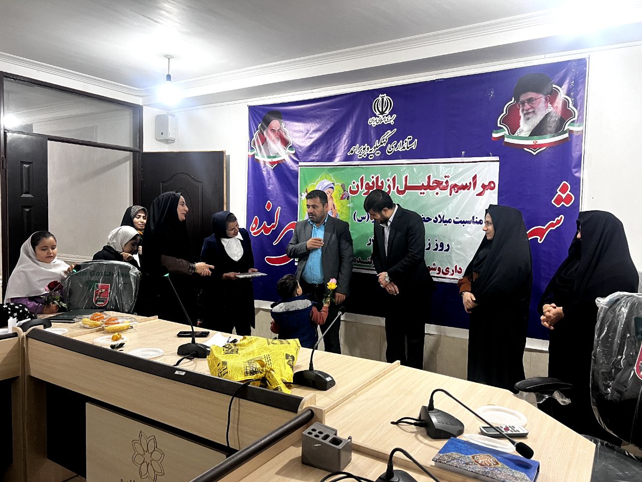 تجلیل از مادران شهدا و بانوان فعال تشکل های فرهنگی/ پارک بانوان در لنده ساماندهی میشود+تصاویر