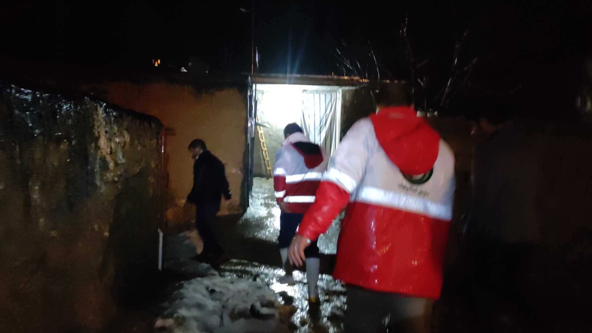 تقدیر و تشکر فرماندار شهرستان مارگون از امداد رسانی نیروی های هلال احمر تقدیر و تشکر فرماندار شهرستان مارگون از امداد رسانی نیروی های هلال احمر