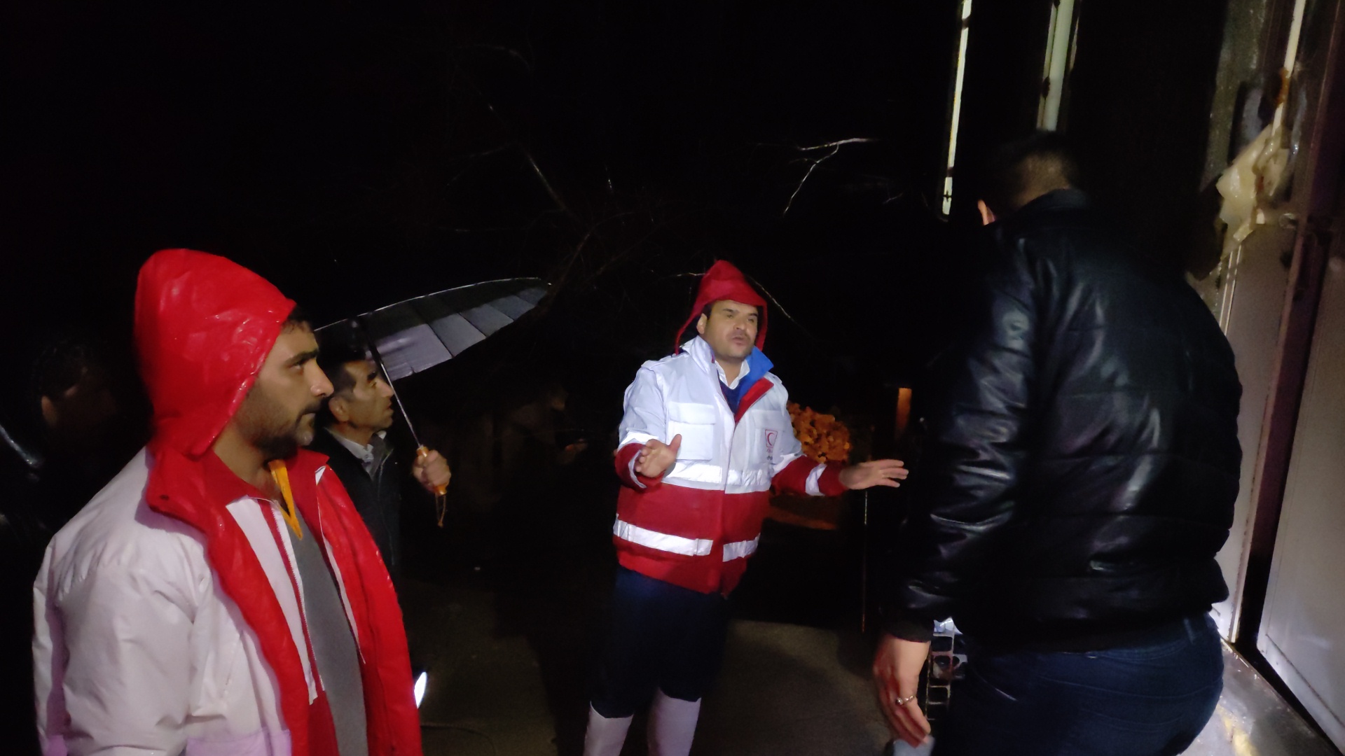 بازدید میدانی بخشدار مرکزی از منازل آسیب دیده بازدید میدانی بخشدار مرکزی از منازل آسیب دیده