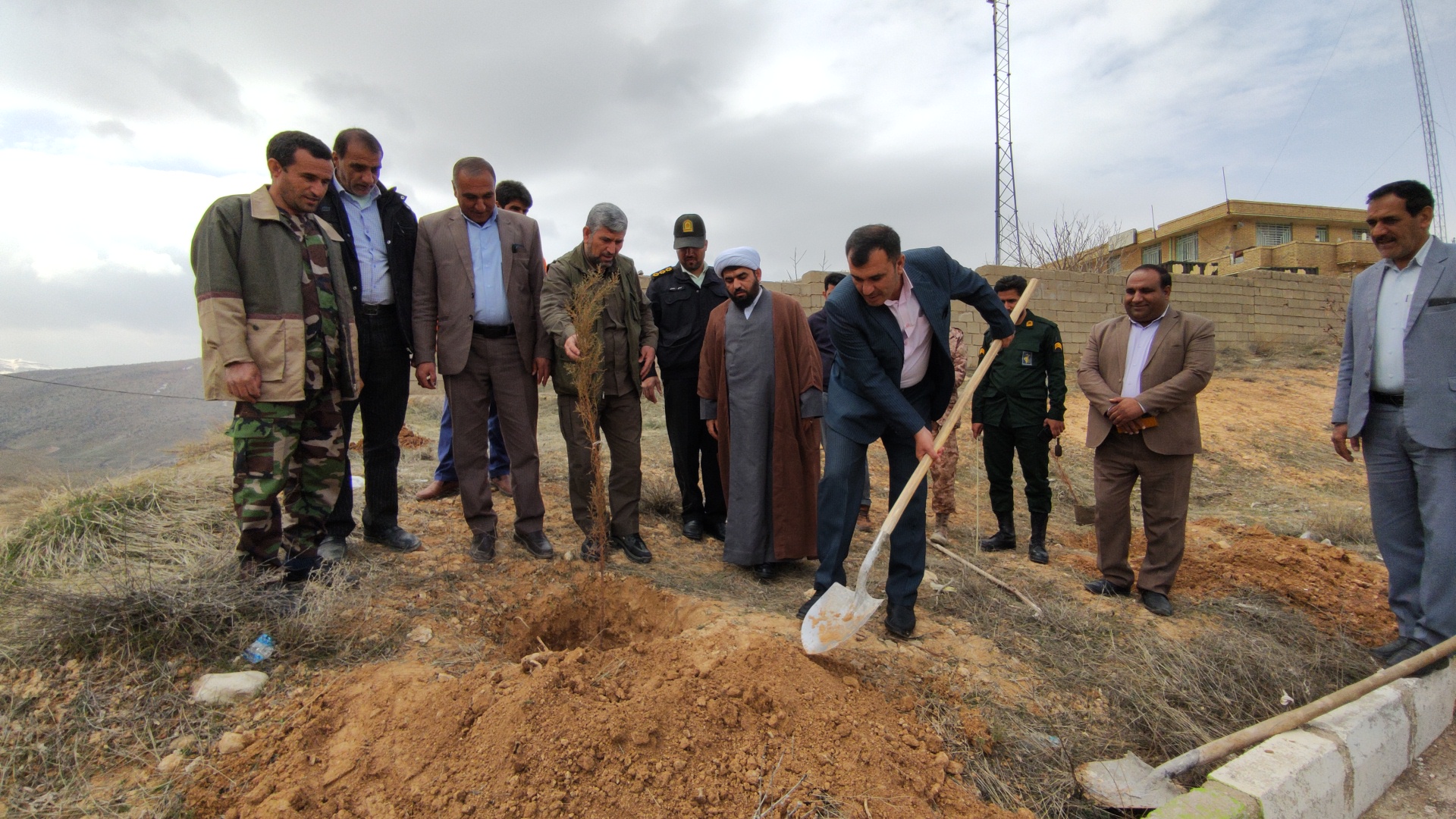 غرس نهال توسط مسئولان در مارگون