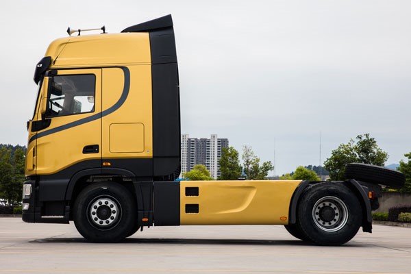 واگذاری تعدادی کامیون کشنده به رانندگان ماهر واگذاری تعدادی کامیون کشنده به رانندگان ماهر