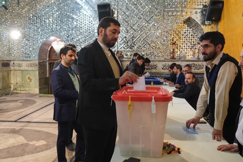 فرماندار شمیرانات رأی خود را به صندوق انداخت