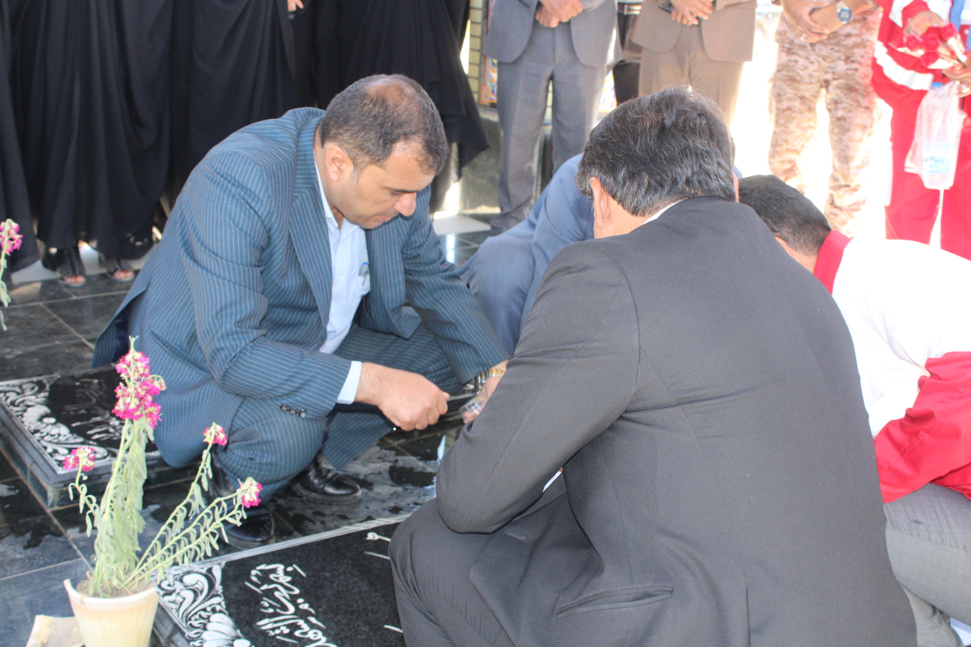 غبار روبی گلزار شهدا بمناسبت هفته هلال احمر در مارگون غبار روبی گلزار شهدا بمناسبت هفته هلال احمر در مارگون