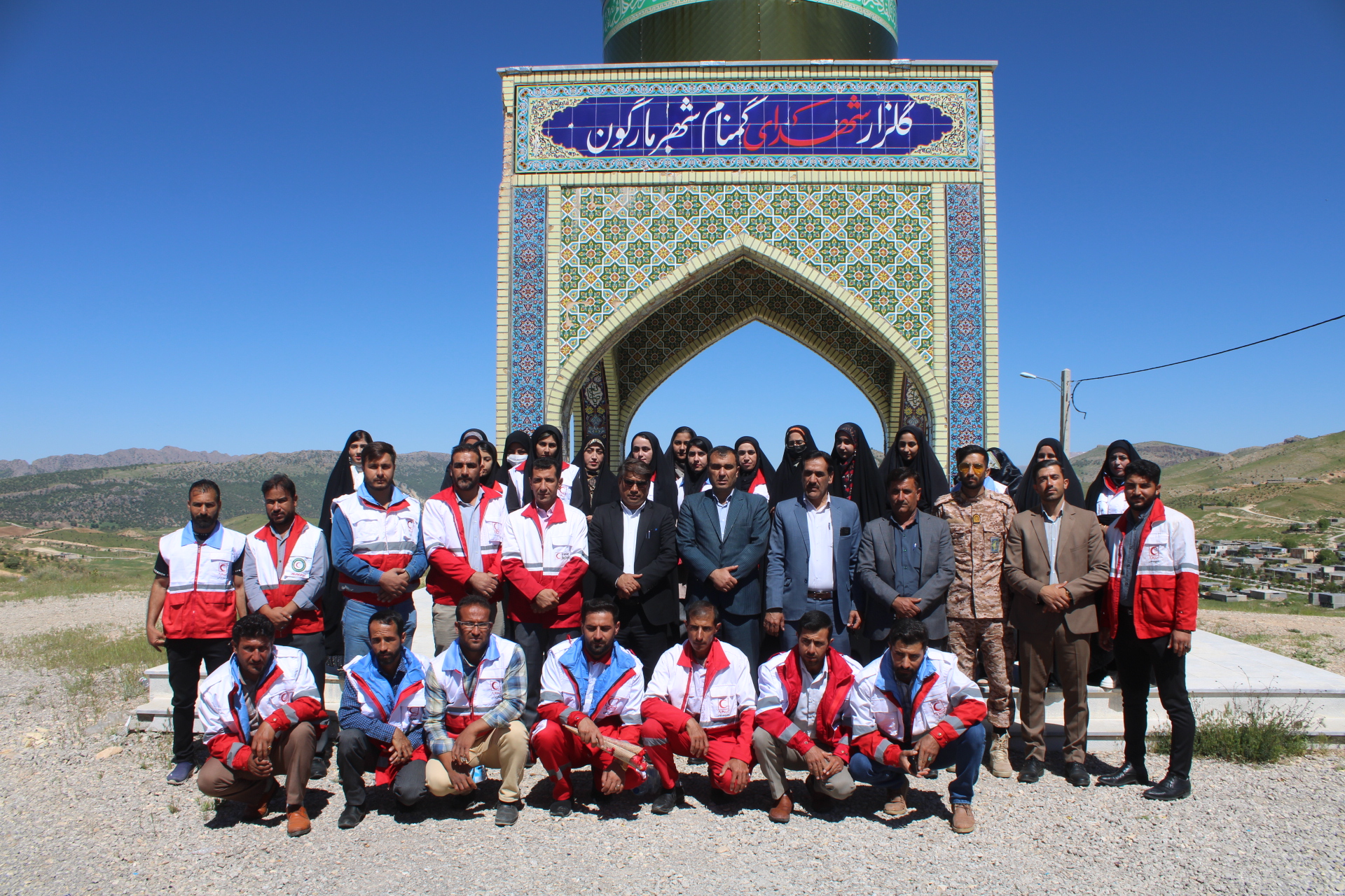 غبار روبی گلزار شهدا بمناسبت هفته هلال احمر در مارگون غبار روبی گلزار شهدا بمناسبت هفته هلال احمر در مارگون