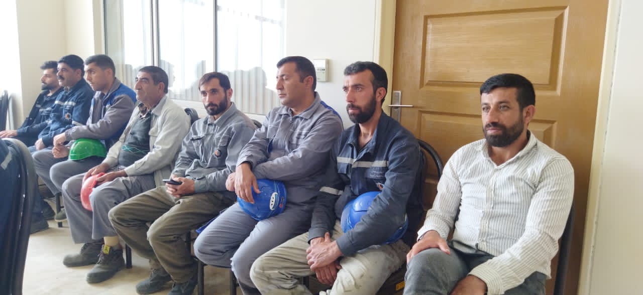 تجلیل از کارگران کارخانه سیمان مارگون با حضور مسئولان استانی و شهرستانی تجلیل از کارگران کارخانه سیمان مارگون با حضور مسئولان استانی و شهرستانی