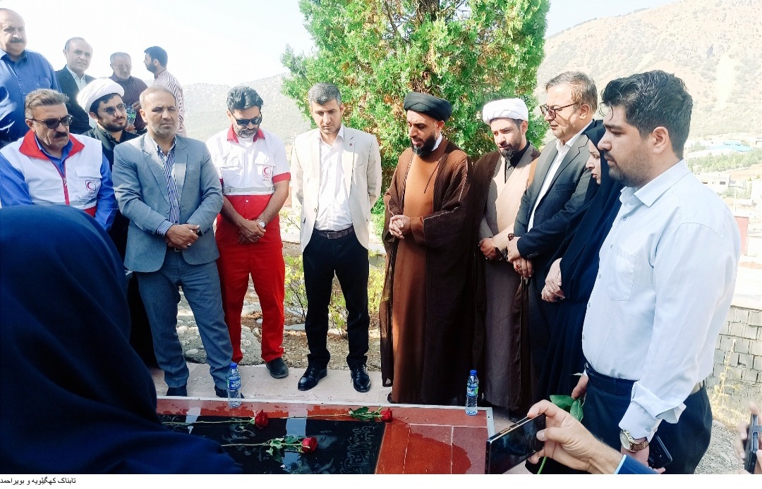 عطر افشانی گلزار مطهر شهدای شهر سیسخت به مناسبت هفته دولت