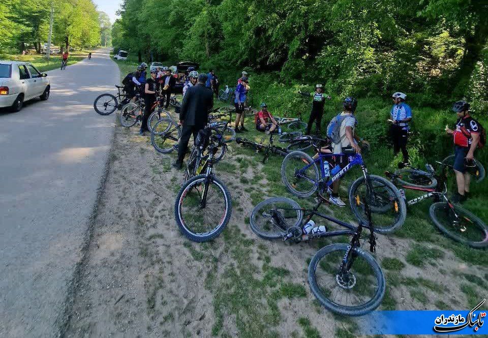 تشکیل زنجیره انسانی از سوی دوچرخه‌سواران شهرهای مازندران به میزبانی نکا