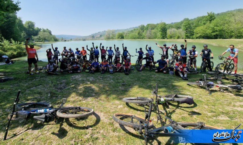 تشکیل زنجیره انسانی از سوی دوچرخه‌سواران شهرهای مازندران به میزبانی نکا