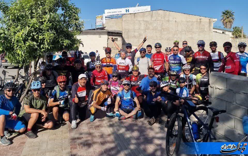 تشکیل زنجیره انسانی از سوی دوچرخه‌سواران شهرهای مازندران به میزبانی نکا