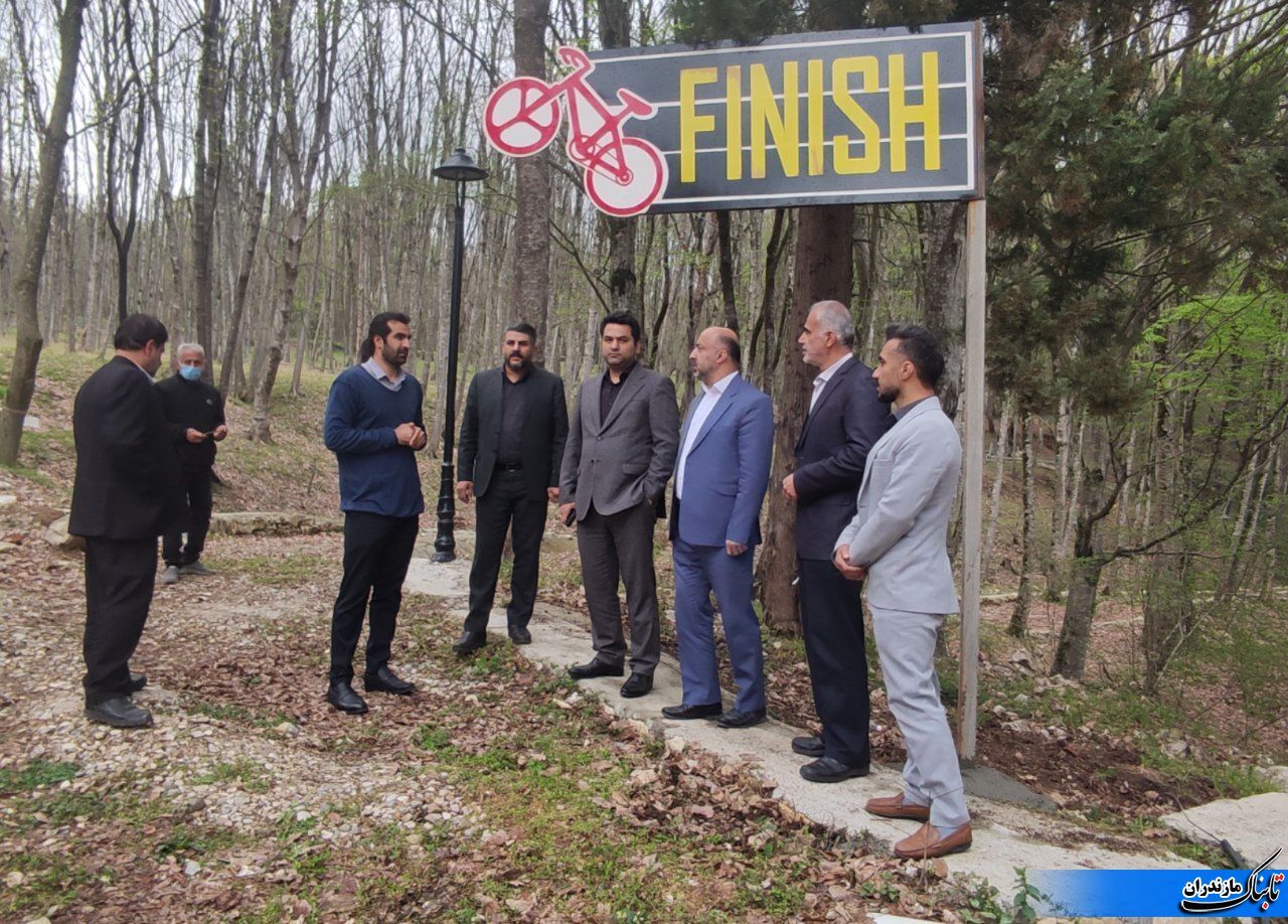 بازدید مسئولین شهرستانی از روند تکمیل پیست دوچرخه‌سواری نکا در پارک قرمرض