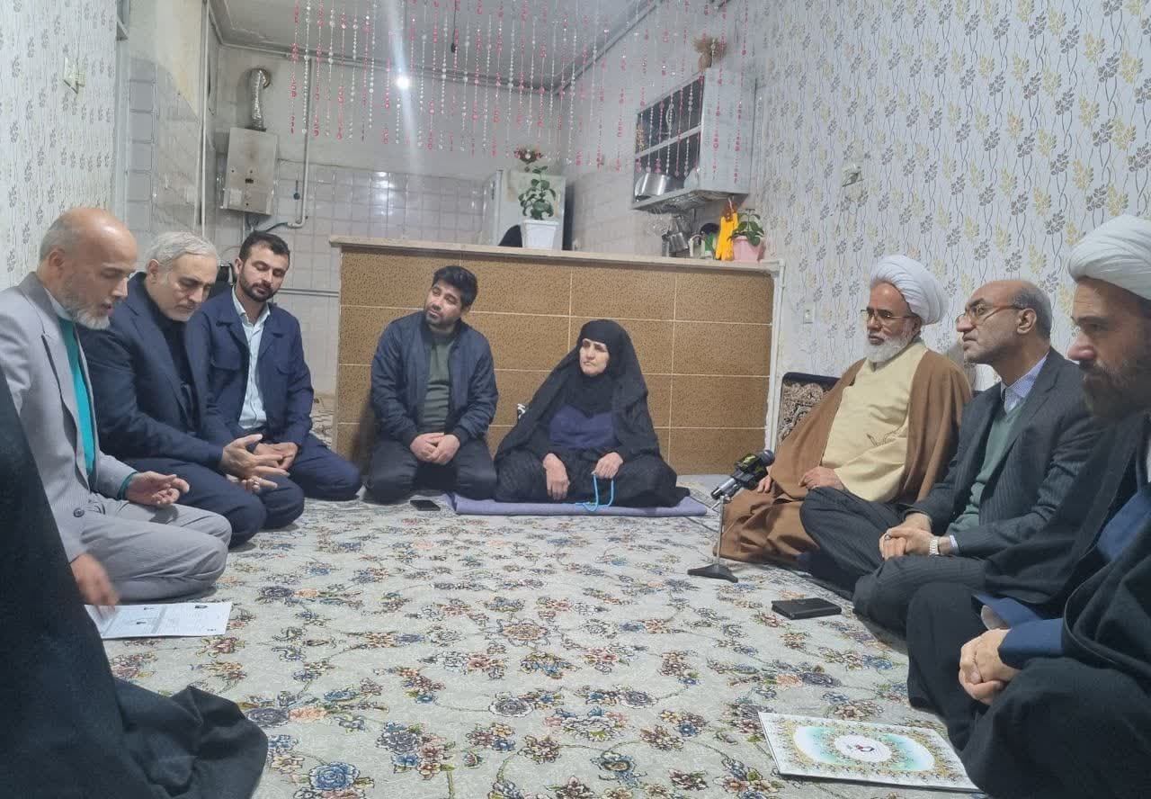 حضور امام جمعه، استاندار کرمانشاه در منزل شهید زنگنه حضور امام جمعه، استاندار کرمانشاه در منزل شهید زنگنه