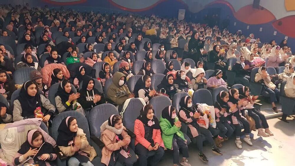 مردم کرمانشاه از  نمایش دوره‌گرد‌ها استقبال کردند/// عکس از خود نمایش بزارید برای خبر